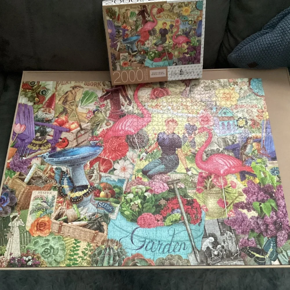 2000pc Puzzle- missing 1 pc - Picture 2 of 2
